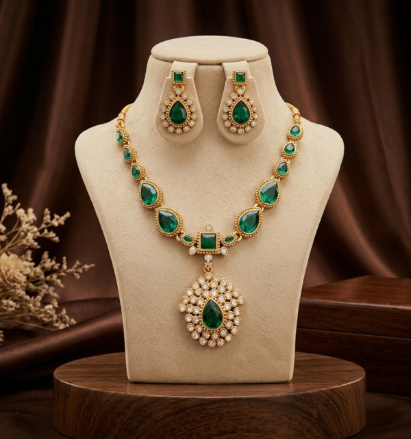 Emerald Green Kundan Teardrop Pendant Necklace Set Emerald Green Kundan Teardrop Pendant Necklace Set with Earrings